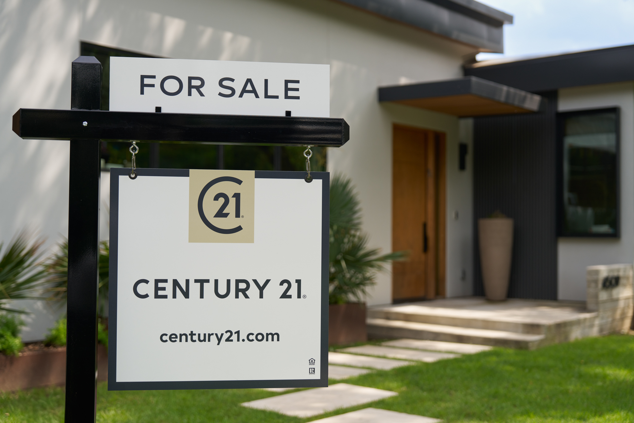 C21_Stills_Exterior_HouseWithSign2_081524